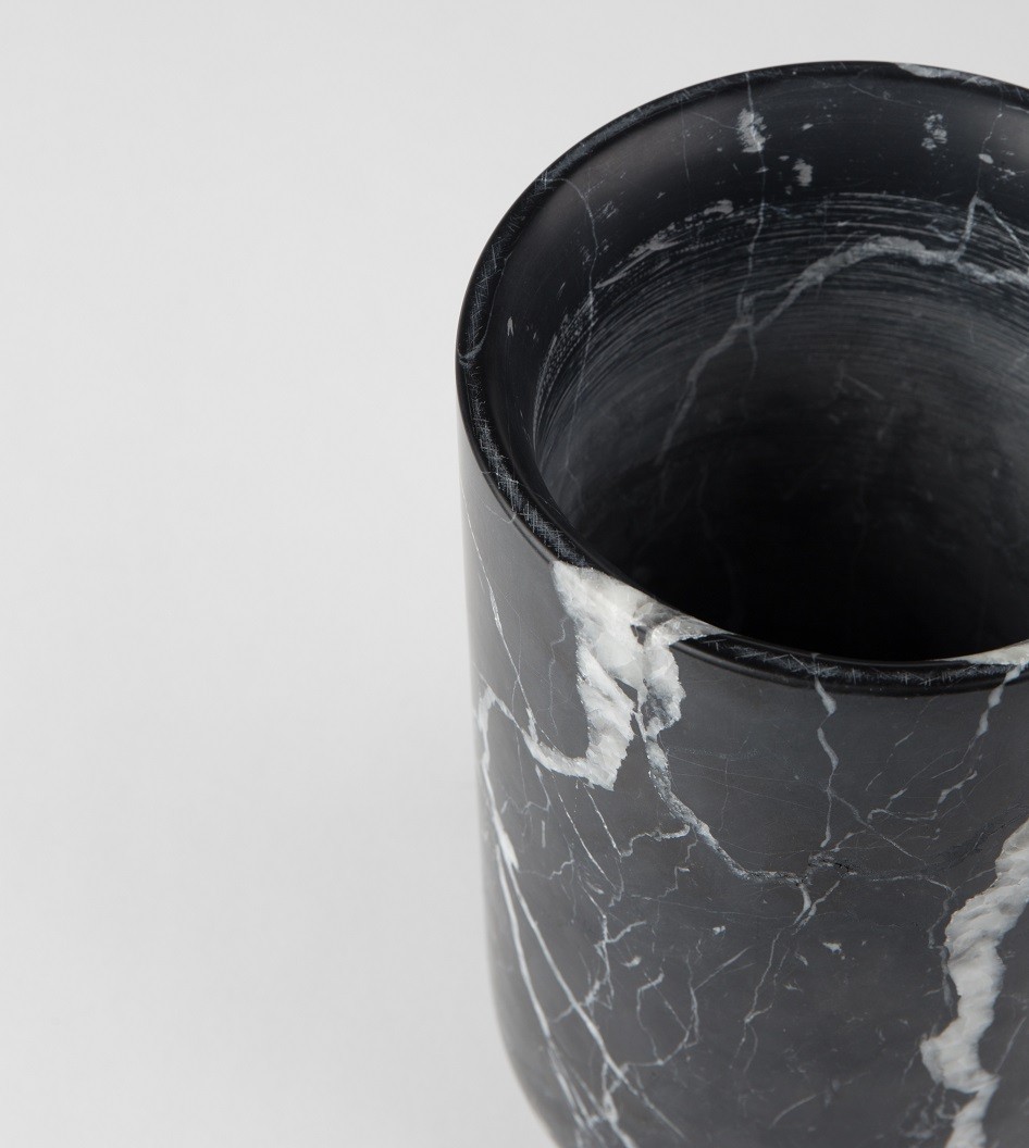 Vase noir design en marbre Fajen Zuiver